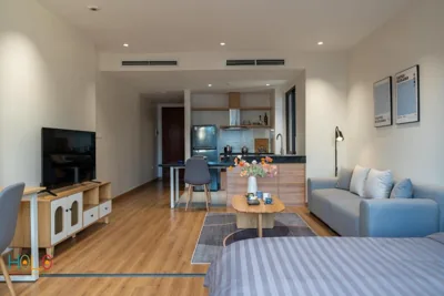 高级大床房 — HoLo Giang Vo Hanoi - Serviced HomeStay